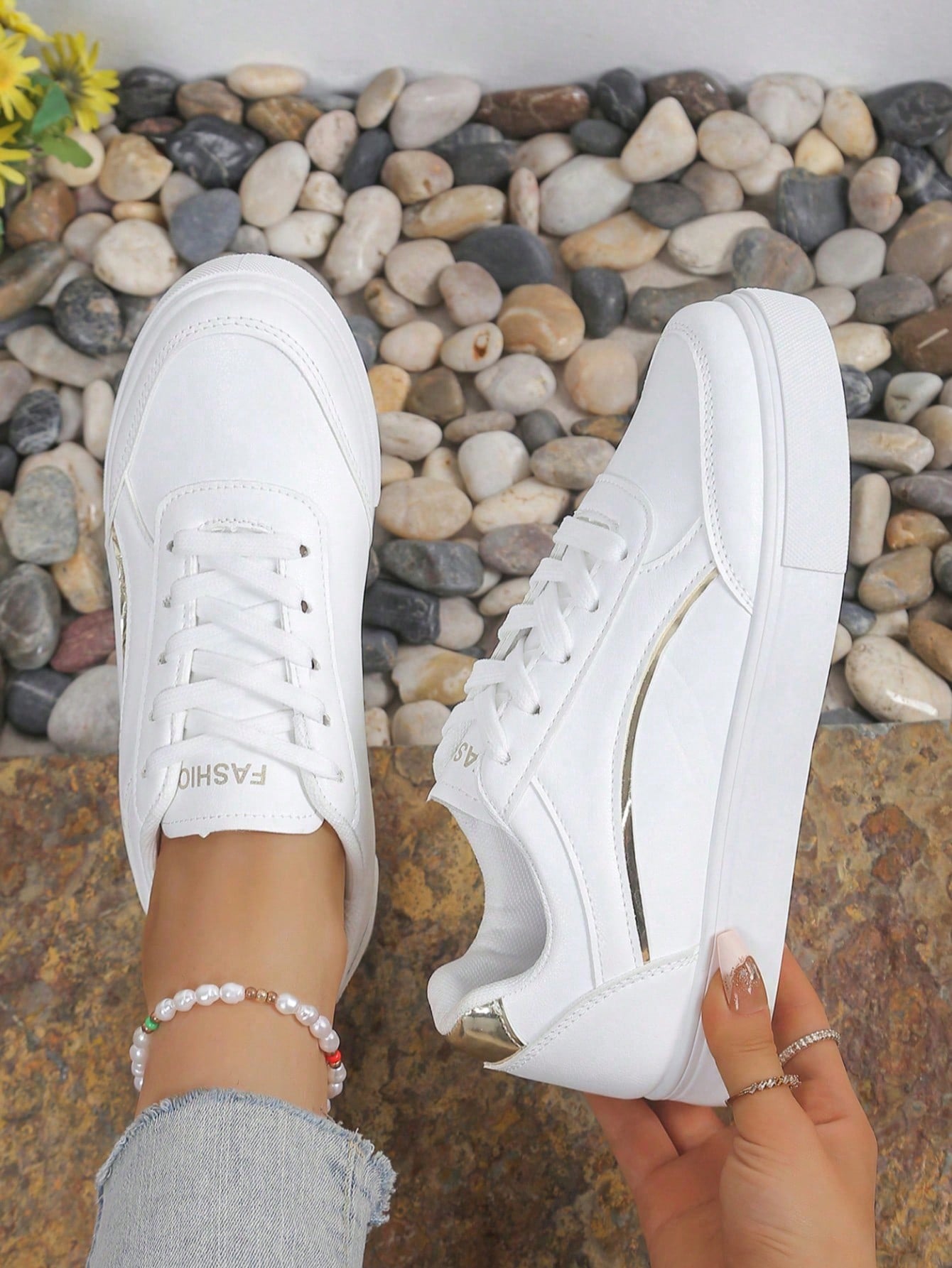 Women White Casual Sneakers, L - đánh giá và giá White Sneaker Care Kit