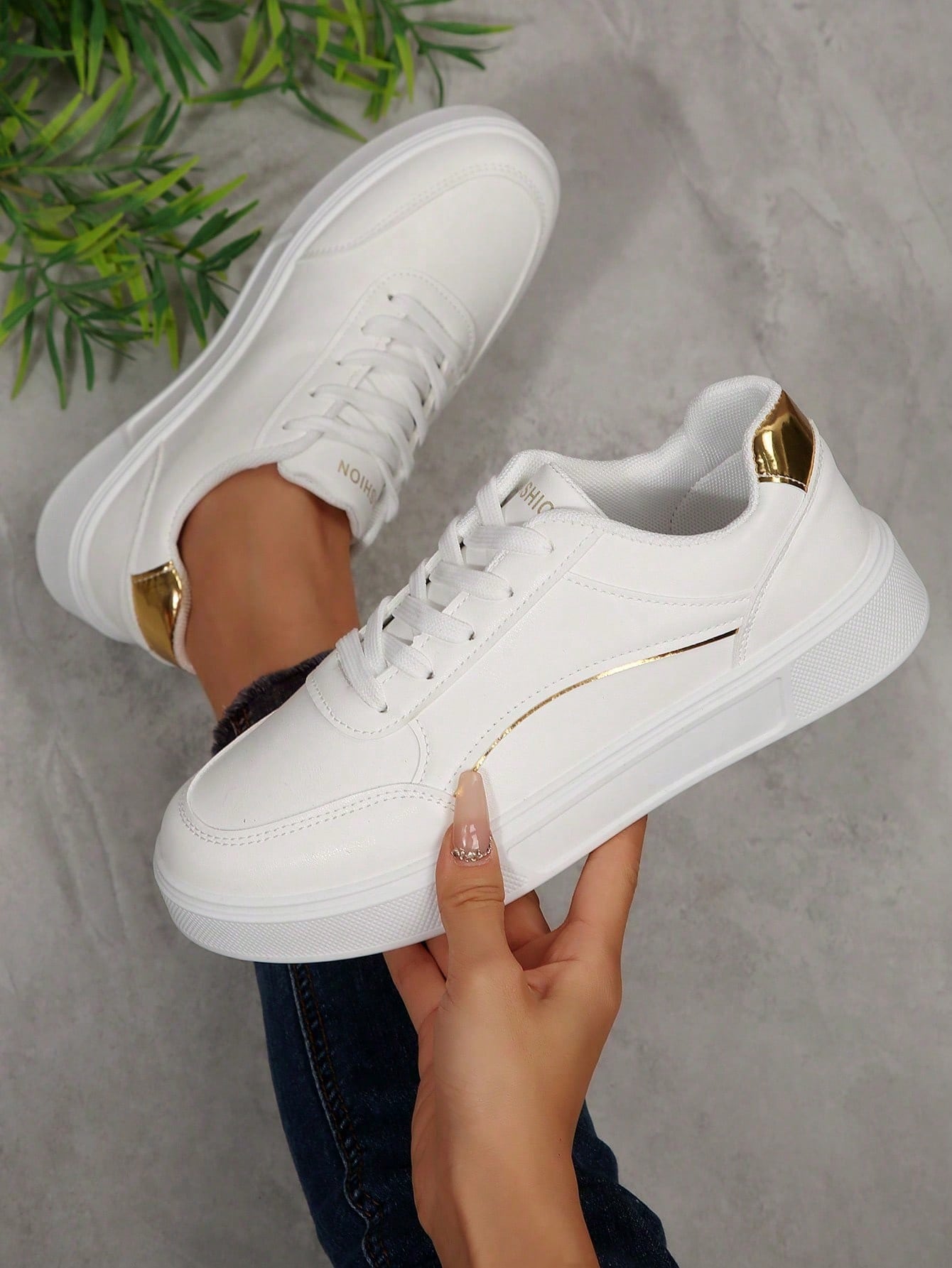 Women White Casual Sneakers, L - đánh giá và giá White Sneaker Care Kit